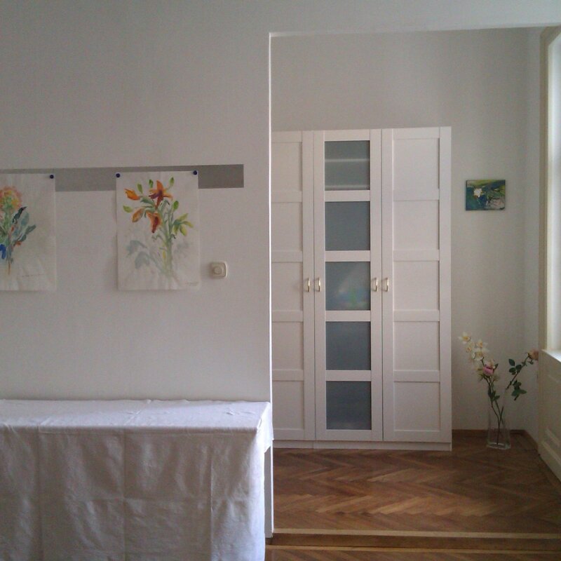 Blick vom Wohnzimmer ins Schlafzimmer