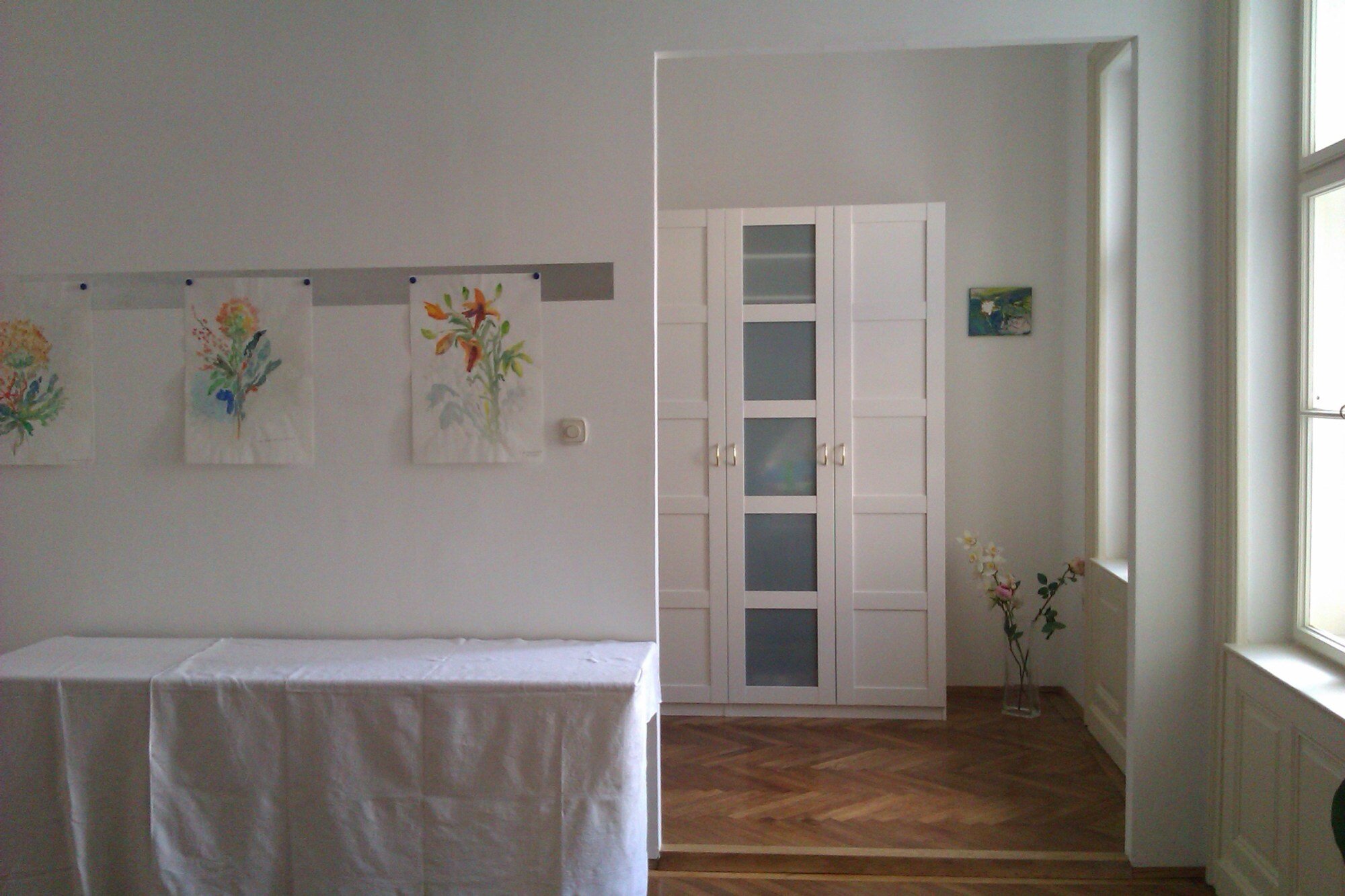 Blick vom Wohnzimmer ins Schlafzimmer