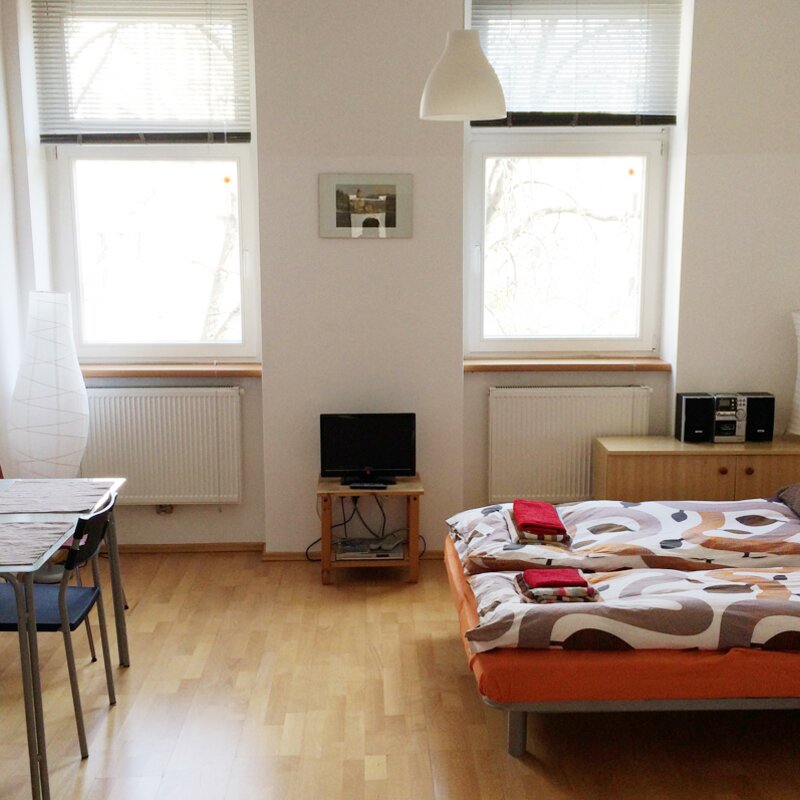 Ruhiger grüner Innenhof zu dem die Fenster gehen.