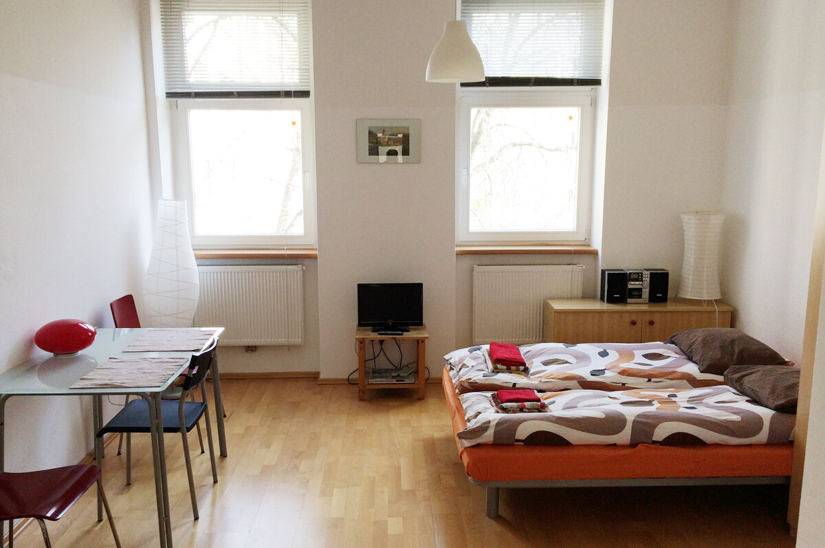 Ruhiger grüner Innenhof zu dem die Fenster gehen.