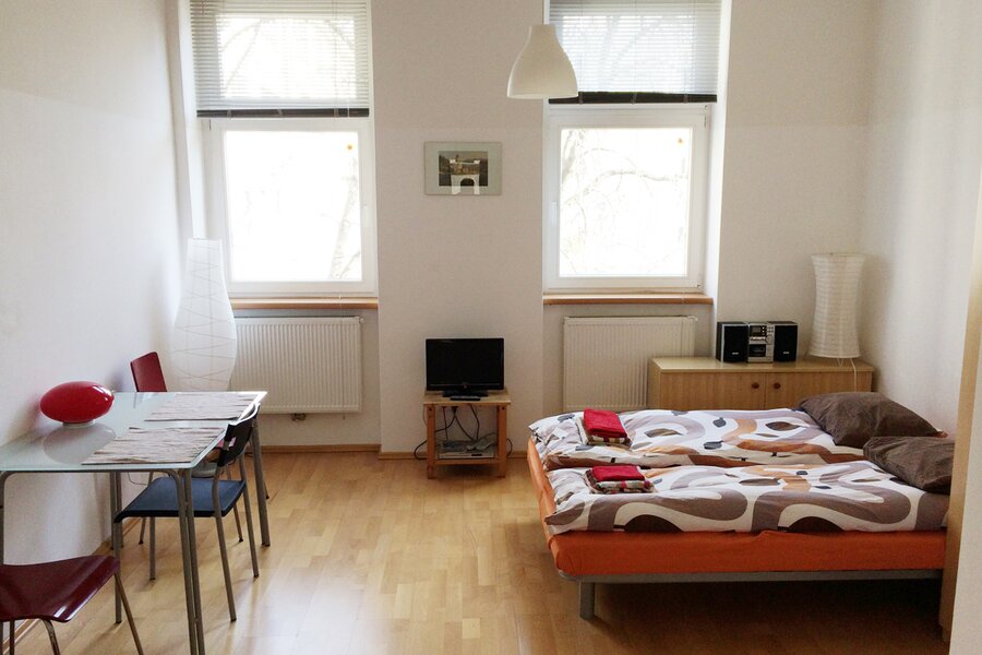 Ruhiger grüner Innenhof zu dem die Fenster gehen.