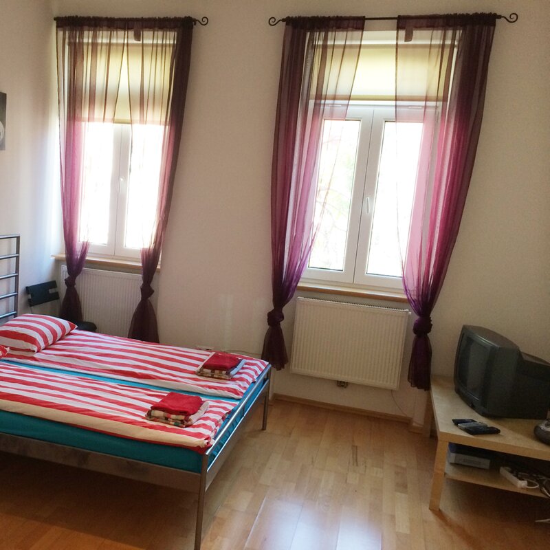 Bright 1-room apartment with double bed & TV – short-term rental Vienna, temporary housing for 1 to 6 months