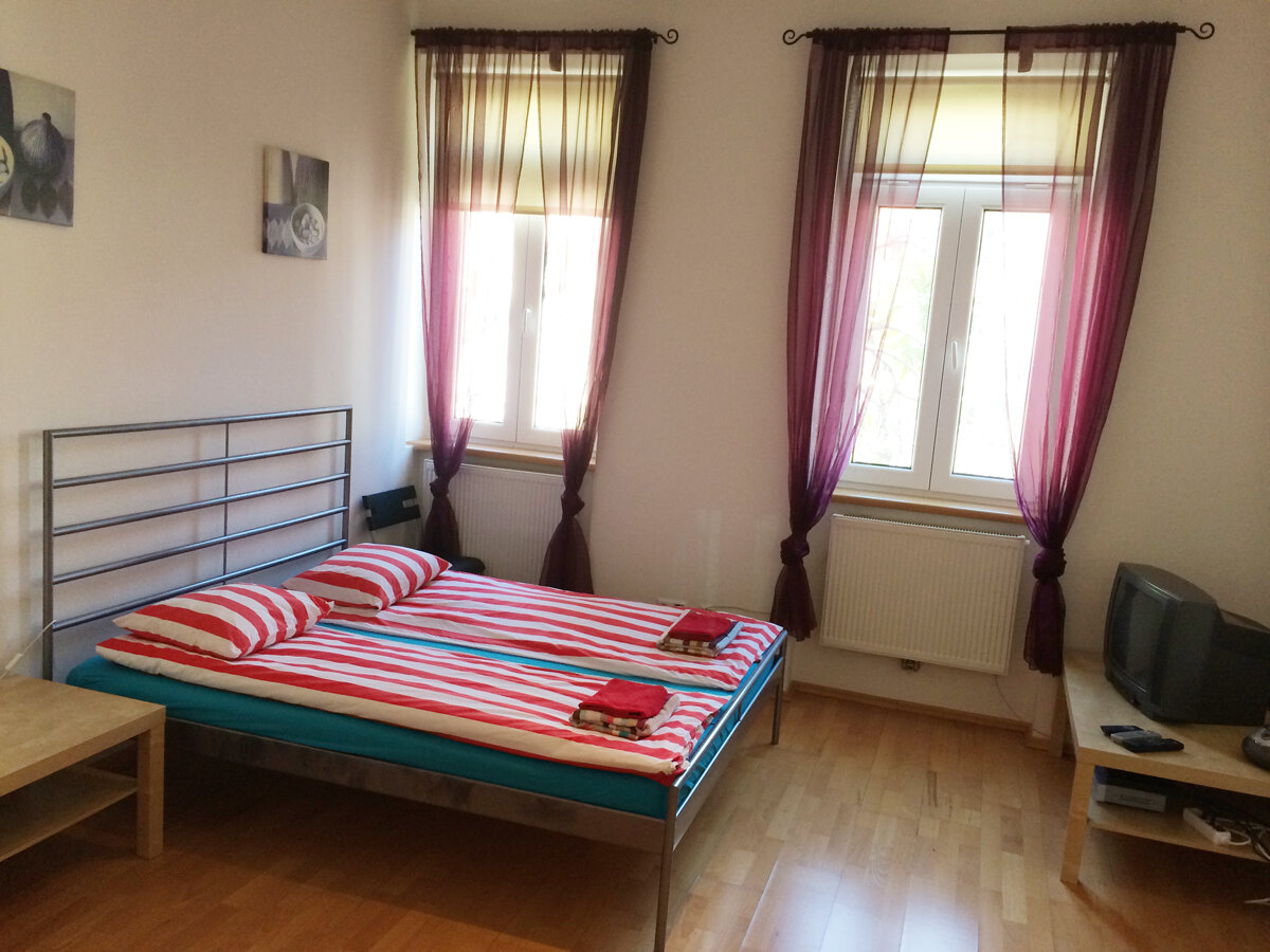 Bright 1-room apartment with double bed & TV – short-term rental Vienna, temporary housing for 1 to 6 months
