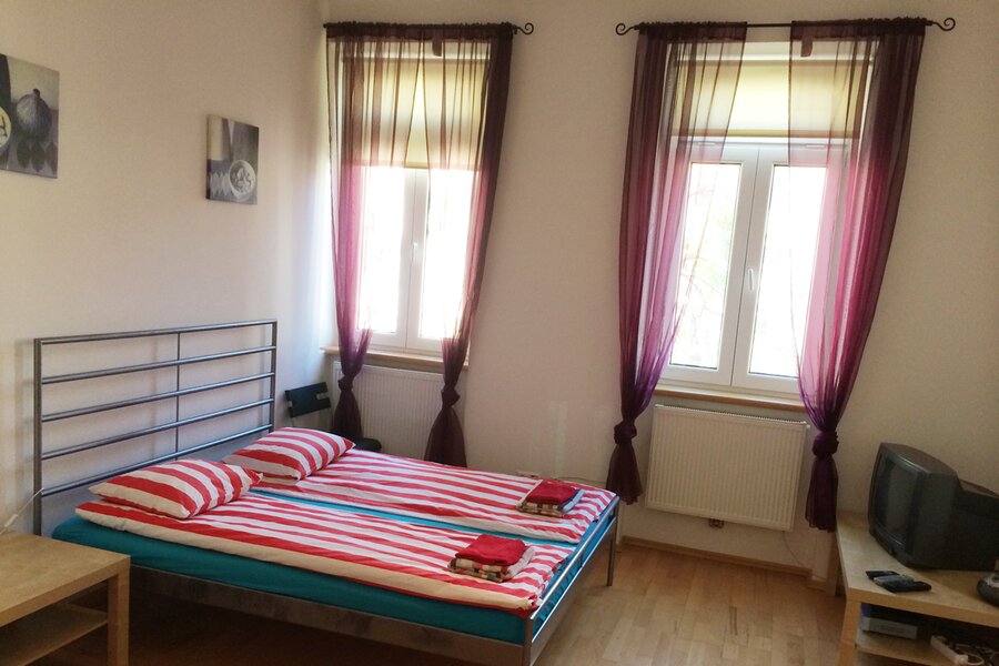 Bright 1-room apartment with double bed & TV – short-term rental Vienna, temporary housing for 1 to 6 months