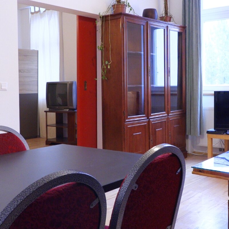 Bright living room with dining table & TV – 3-room apartment, short-term rental, temporary housing for 1 to 6 months in Vienna