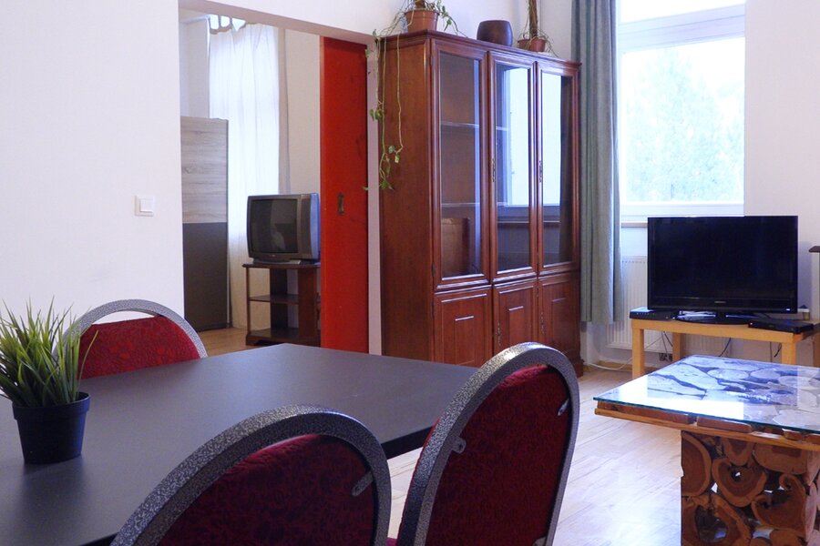 Bright living room with dining table & TV – 3-room apartment, short-term rental, temporary housing for 1 to 6 months in Vienna