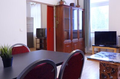 Bright living room with dining table & TV – 3-room apartment, short-term rental, temporary housing for 1 to 6 months in Vienna