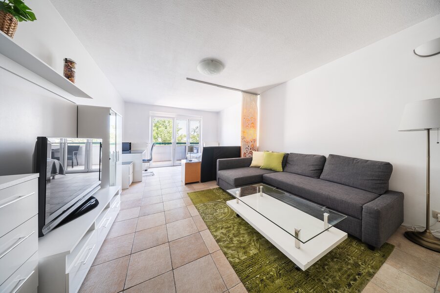 Helles Wohnzimmer mit Couch & Balkon – 1-Zimmer-Wohnung zur Kurzzeitmiete & Wohnen auf Zeit in Wien, 1 bis 6 Monate