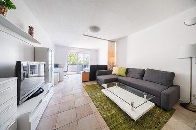 Helles Wohnzimmer mit Couch & Balkon – 1-Zimmer-Wohnung zur Kurzzeitmiete & Wohnen auf Zeit in Wien, 1 bis 6 Monate