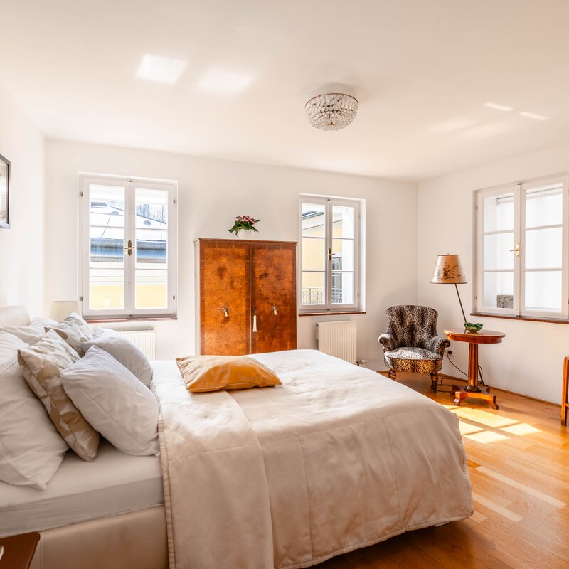 Bright 2-room apartment with parquet & antiques – short-term rental & temporary housing for 1 to 6 months in Salzburg