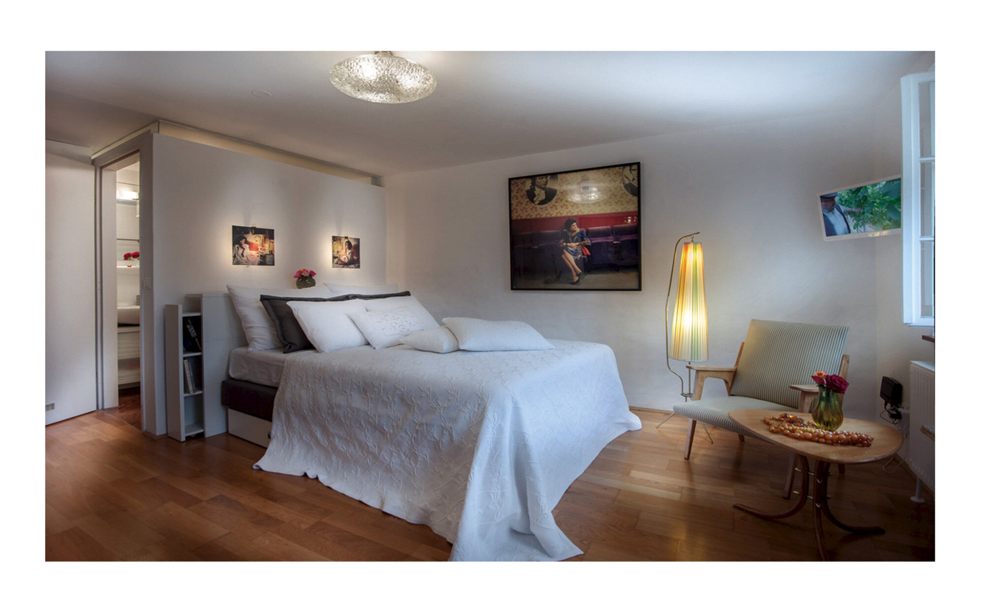 Bright bedroom with double bed & artwork – 1-room apartment, short-term rental, temporary housing for 1 to 6 months, Salzburg