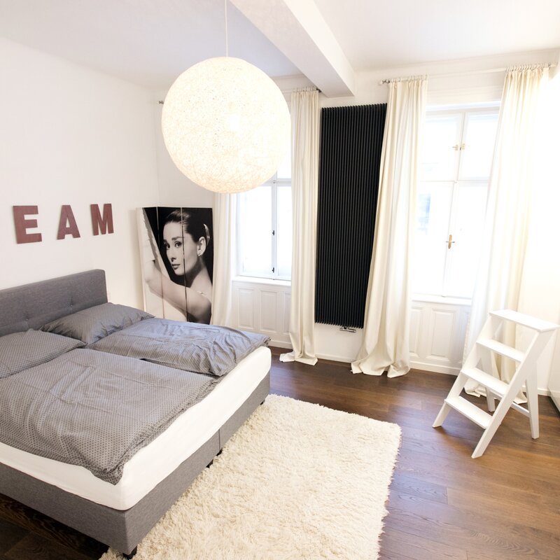 Helles Schlafzimmer mit Doppelbett & modernem Design – 2-Zimmer Wohnung, Kurzzeitmiete & Wohnen auf Zeit für 1 bis 6 Monate in Wien