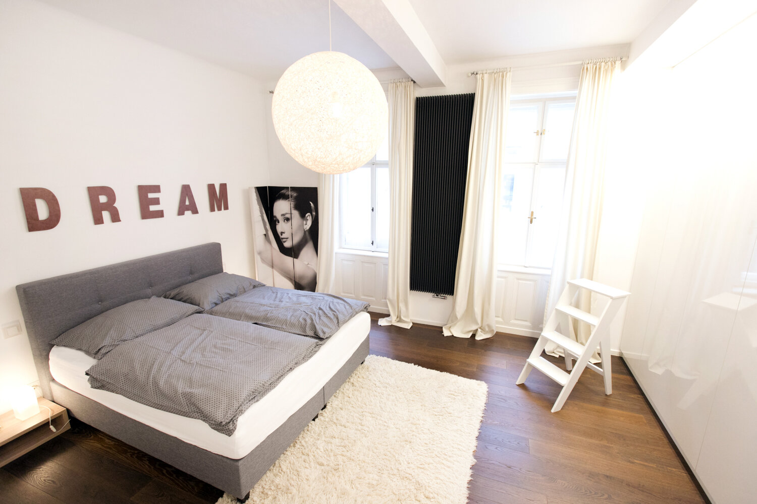 Helles Schlafzimmer mit Doppelbett & modernem Design – 2-Zimmer Wohnung, Kurzzeitmiete & Wohnen auf Zeit für 1 bis 6 Monate in Wien