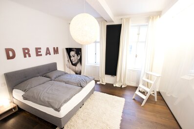 Helles Schlafzimmer mit Doppelbett & modernem Design – 2-Zimmer Wohnung, Kurzzeitmiete & Wohnen auf Zeit für 1 bis 6 Monate in Wien
