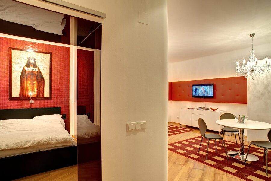Stylish 2-room designer apartment with bold accents for short-term rental Vienna – temporary housing for 1 to 6 months.