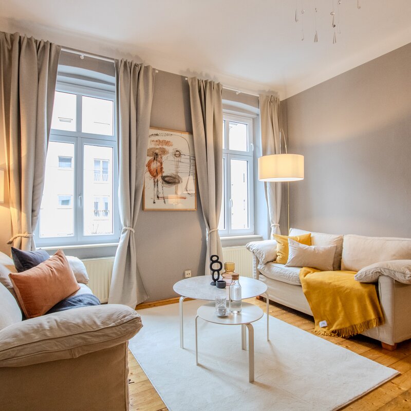 Bright living room with modern décor – 2-room apartment for short-term rental in Ottakring, temporary housing for 1 to 6 months.
