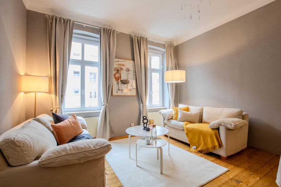 Bright living room with modern décor – 2-room apartment for short-term rental in Ottakring, temporary housing for 1 to 6 months.