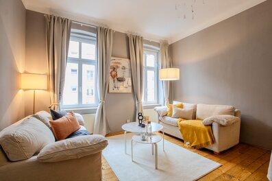 Bright living room with modern décor – 2-room apartment for short-term rental in Ottakring, temporary housing for 1 to 6 months.