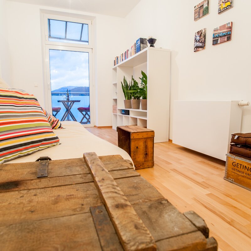 Helles Wohnzimmer mit Balkon – 2-Zimmer-Wohnung zur Kurzzeitmiete & Wohnen auf Zeit für 1 bis 6 Monate in Graz