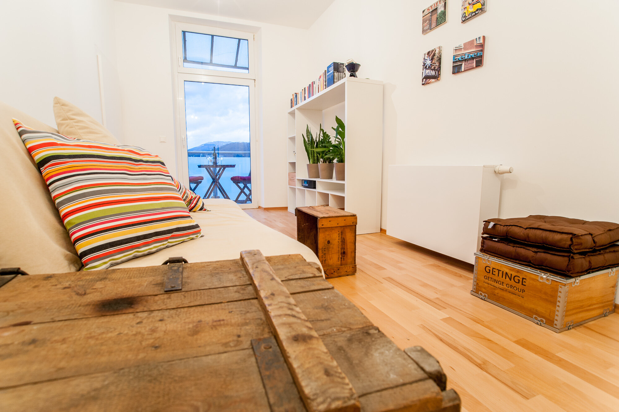 Helles Wohnzimmer mit Balkon – 2-Zimmer-Wohnung zur Kurzzeitmiete & Wohnen auf Zeit für 1 bis 6 Monate in Graz