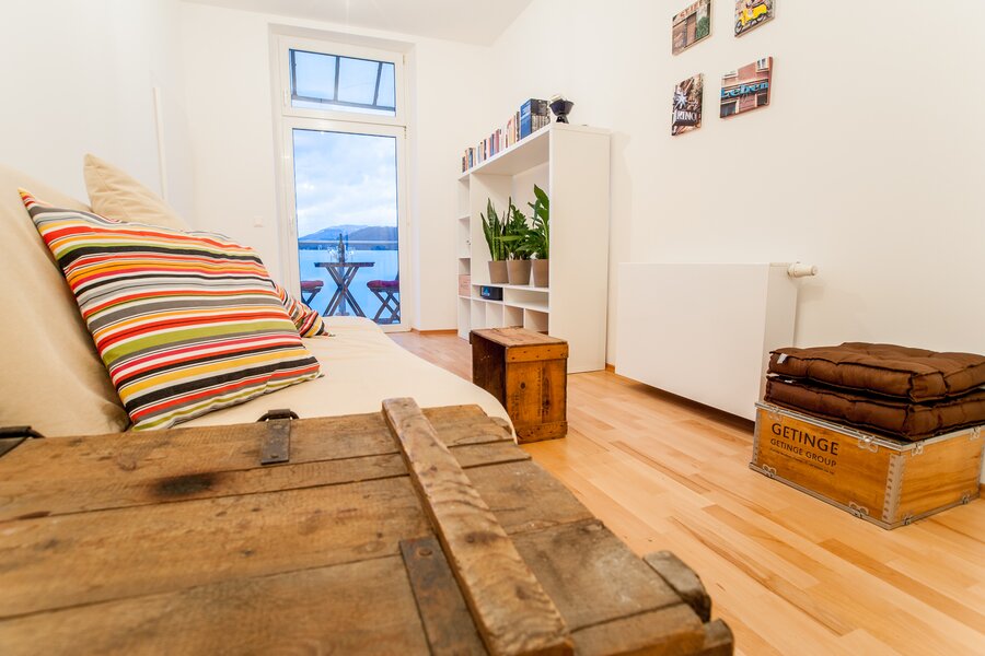 Helles Wohnzimmer mit Balkon – 2-Zimmer-Wohnung zur Kurzzeitmiete & Wohnen auf Zeit für 1 bis 6 Monate in Graz