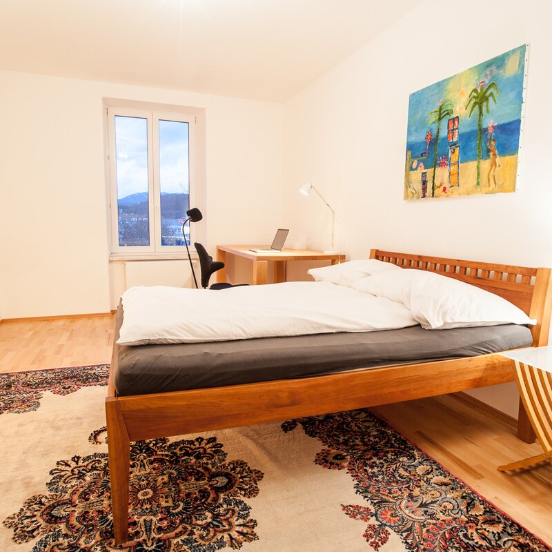 Schlafzimmer mit Arbeitsplatz