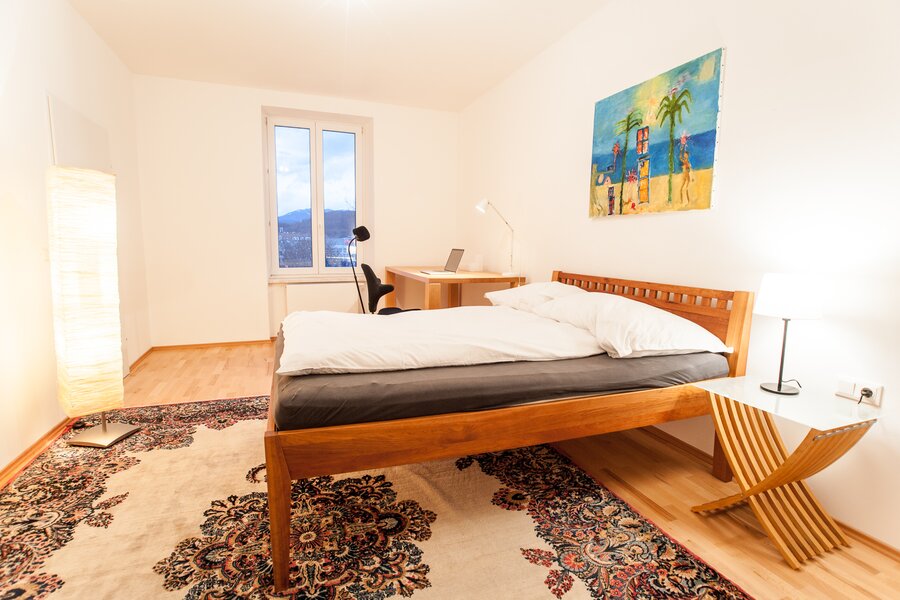 Schlafzimmer mit Arbeitsplatz