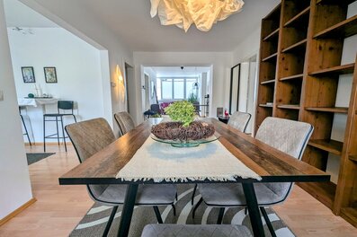 Spacious dining area with solid wood table – 3-room apartment, short-term rental, temporary housing for 1 to 6 months, Salzburg