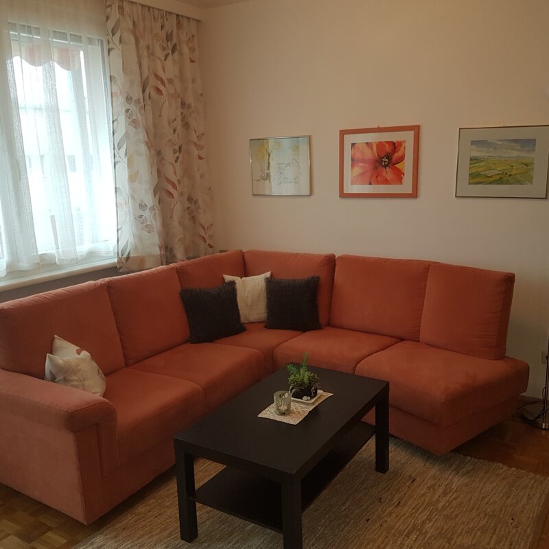 Helles Wohnzimmer mit Ecksofa, 2-Zimmer-Wohnung zur Kurzzeitmiete & Wohnen auf Zeit für 1 bis 6 Monate in Salzburg