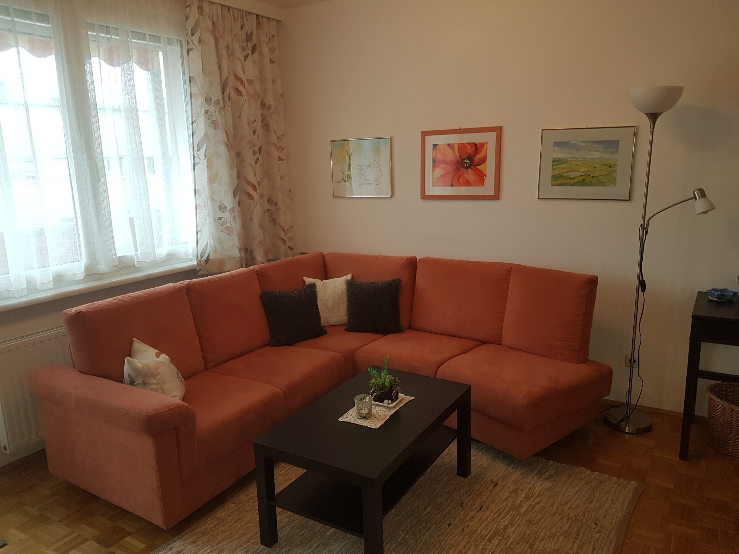 Helles Wohnzimmer mit Ecksofa, 2-Zimmer-Wohnung zur Kurzzeitmiete & Wohnen auf Zeit für 1 bis 6 Monate in Salzburg
