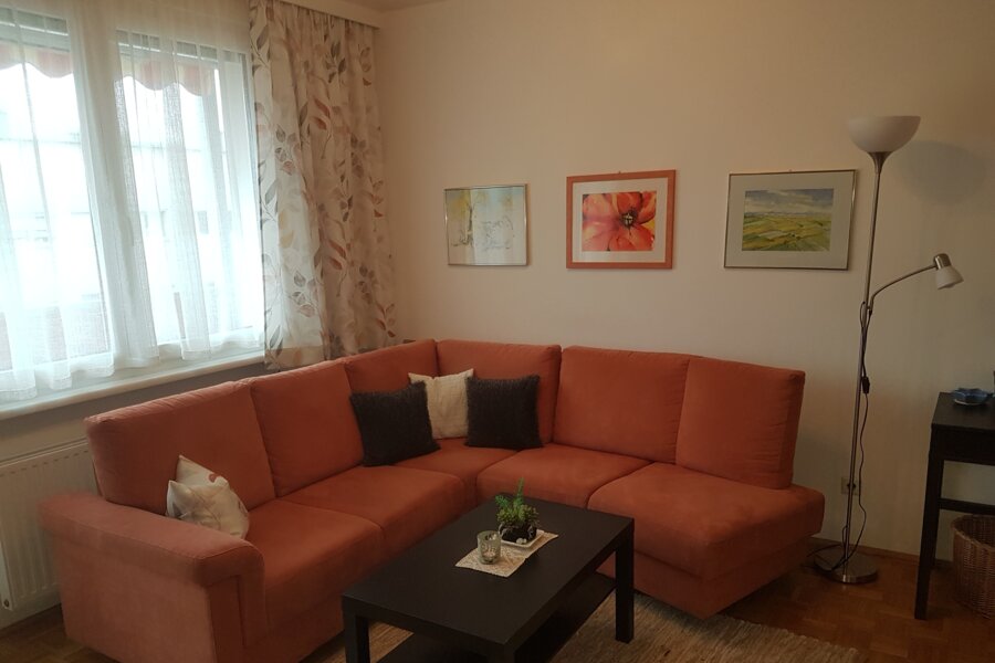 Helles Wohnzimmer mit Ecksofa, 2-Zimmer-Wohnung zur Kurzzeitmiete & Wohnen auf Zeit für 1 bis 6 Monate in Salzburg