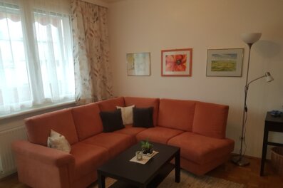 Helles Wohnzimmer mit Ecksofa, 2-Zimmer-Wohnung zur Kurzzeitmiete & Wohnen auf Zeit für 1 bis 6 Monate in Salzburg