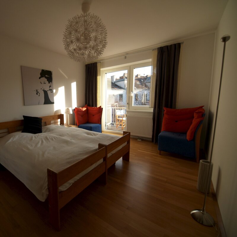 Schlafzimmer mit großem Doppelbett und geräumigem Schrank