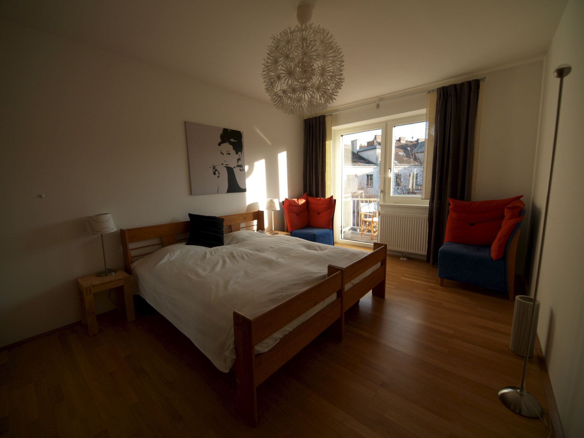 Schlafzimmer mit großem Doppelbett und geräumigem Schrank