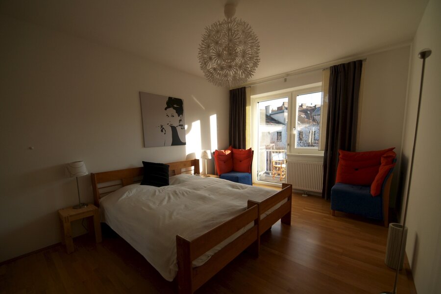 Schlafzimmer mit großem Doppelbett und geräumigem Schrank