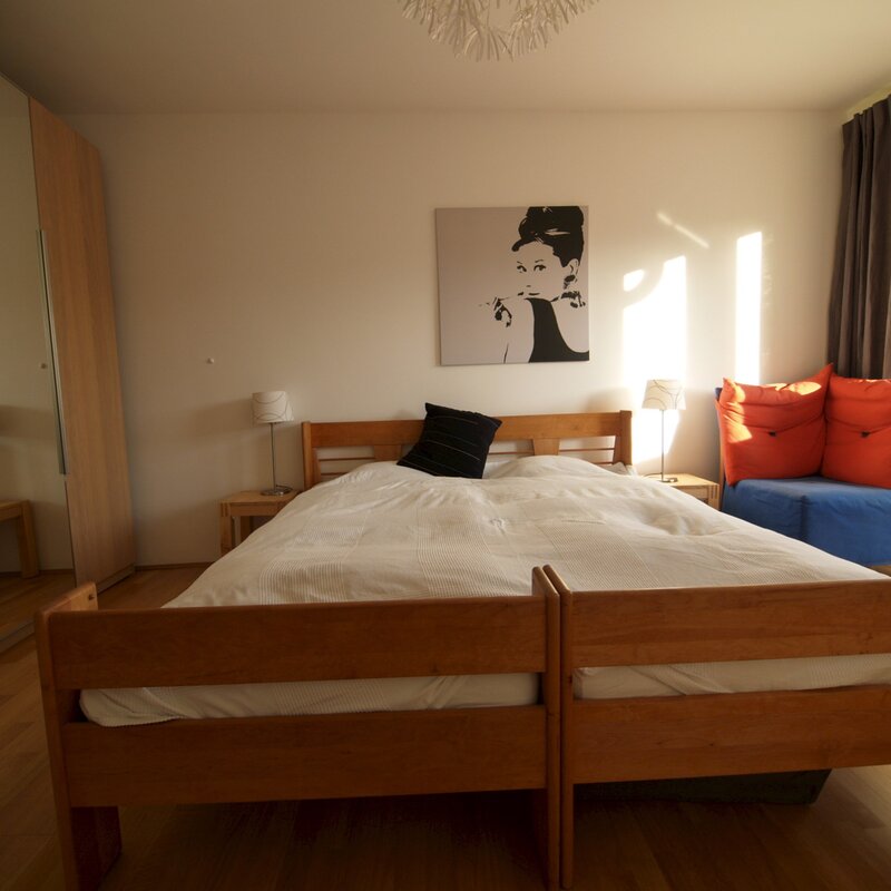 Schlafzimmer mit großem Doppelbett und geräumigem Schrank