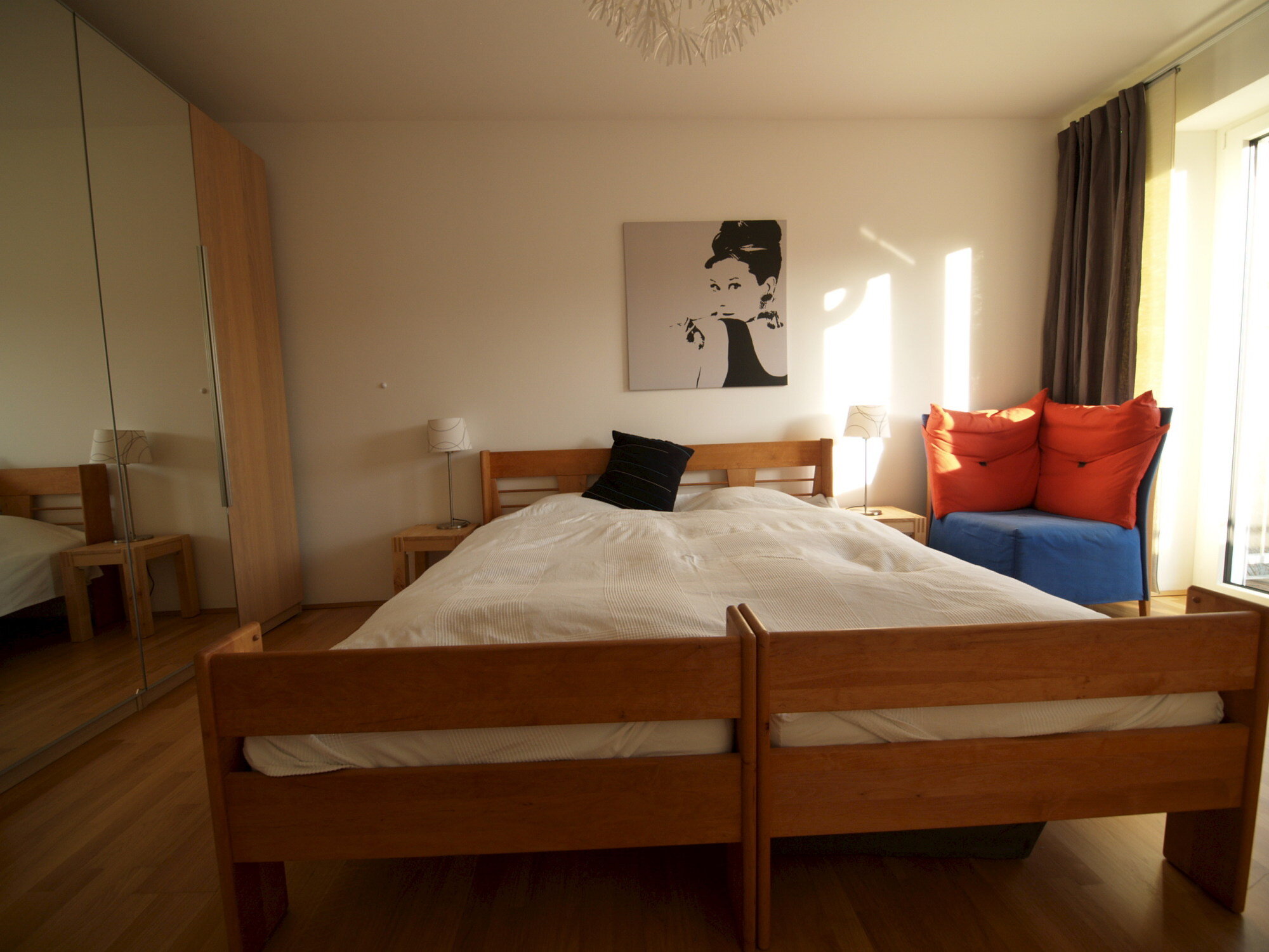 Schlafzimmer mit großem Doppelbett und geräumigem Schrank