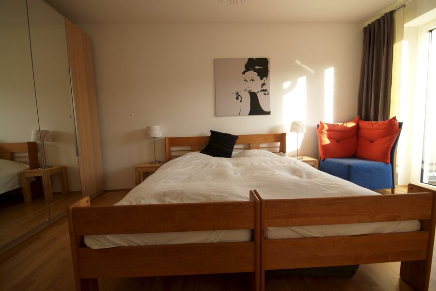 Schlafzimmer mit großem Doppelbett und geräumigem Schrank