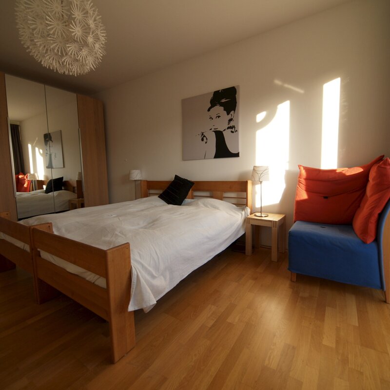 Schlafzimmer mit großem Doppelbett und geräumigem Schrank