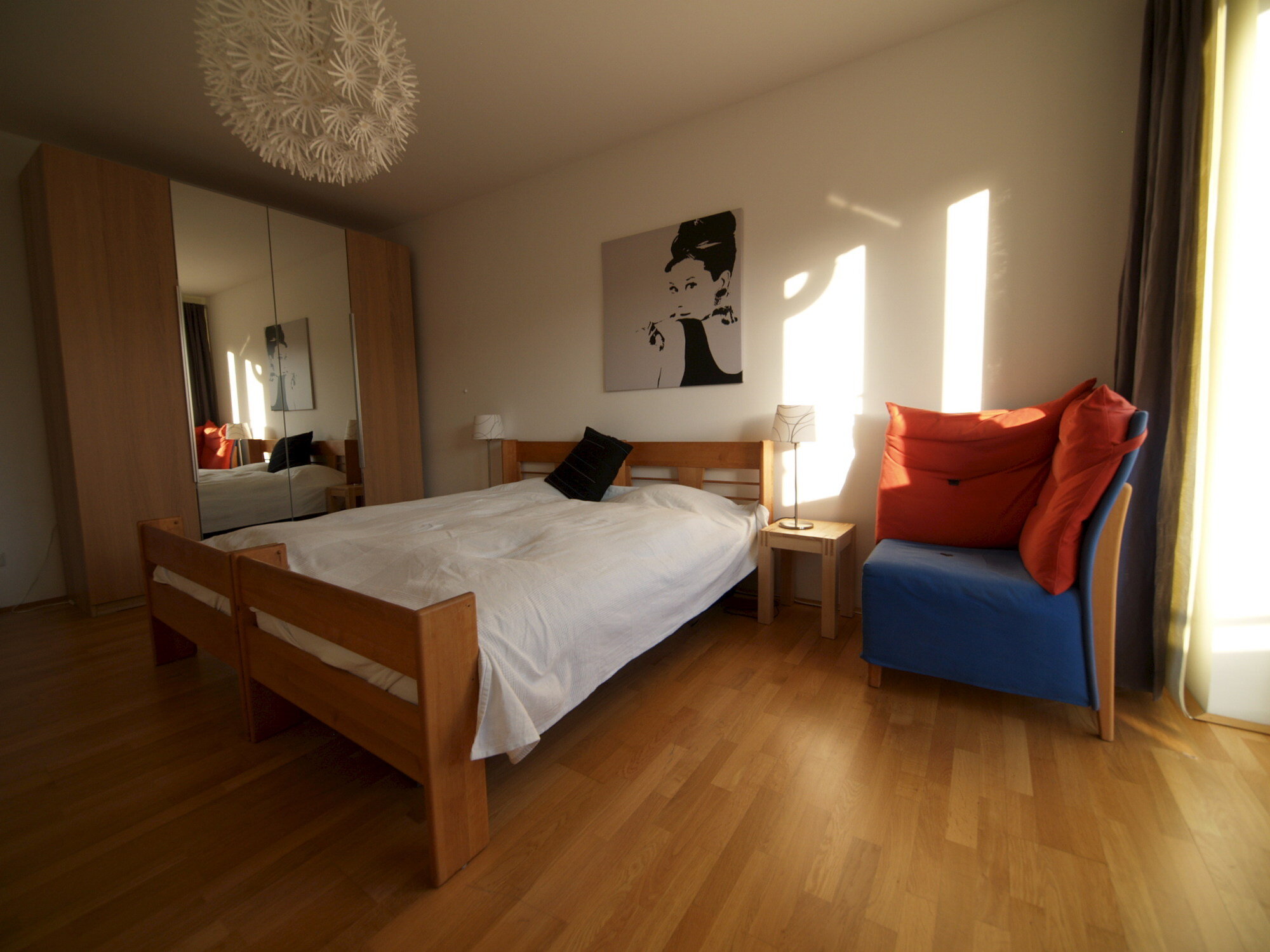 Schlafzimmer mit großem Doppelbett und geräumigem Schrank