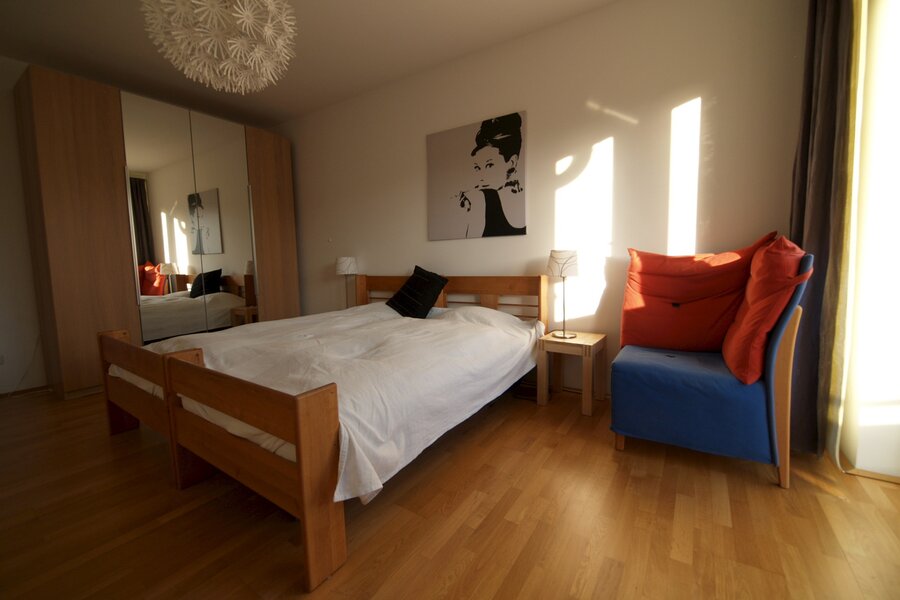 Schlafzimmer mit großem Doppelbett und geräumigem Schrank