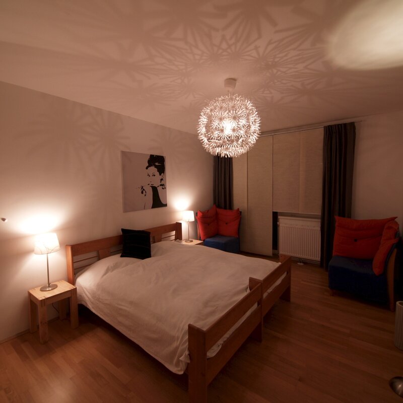 Schlafzimmer mit großem Doppelbett und geräumigem Schrank