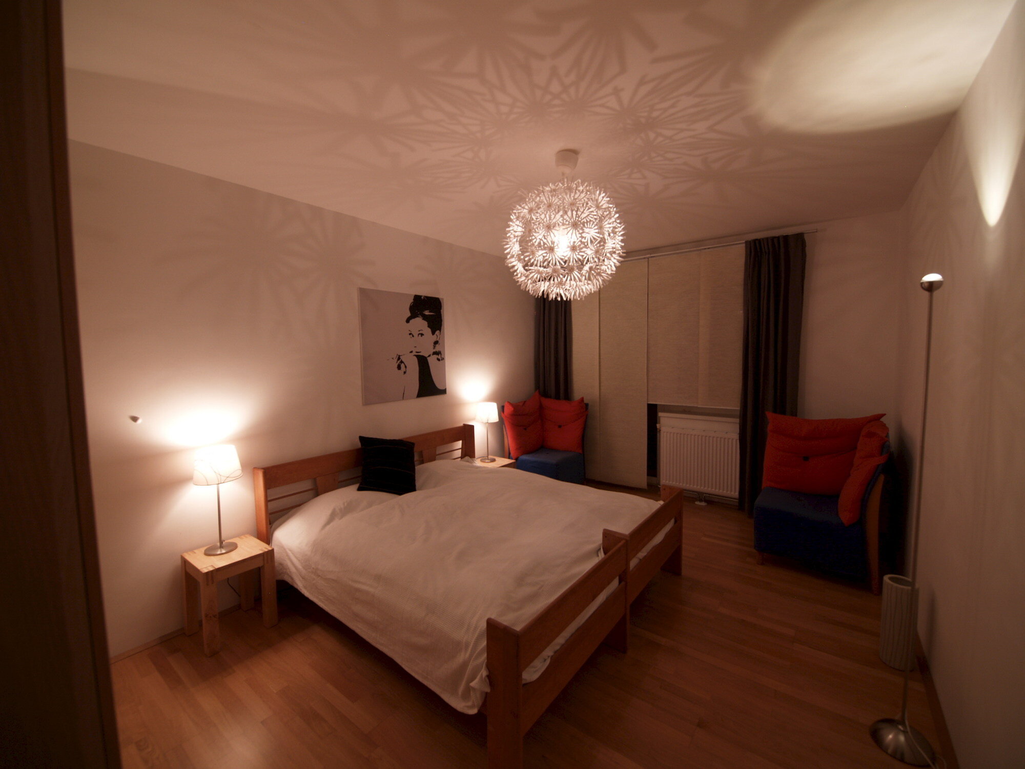 Schlafzimmer mit großem Doppelbett und geräumigem Schrank