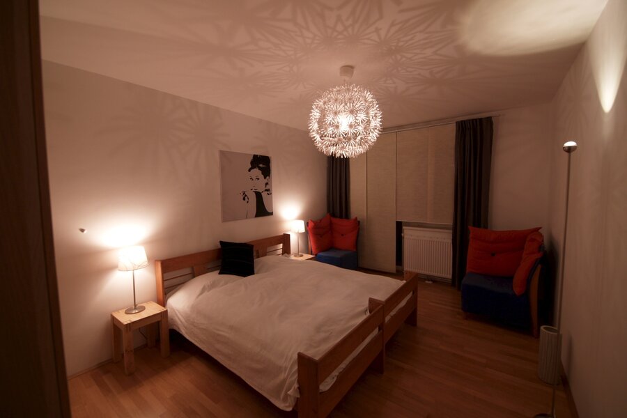 Schlafzimmer mit großem Doppelbett und geräumigem Schrank