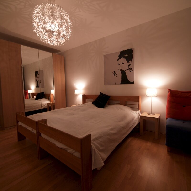 Schlafzimmer mit großem Doppelbett und geräumigem Schrank