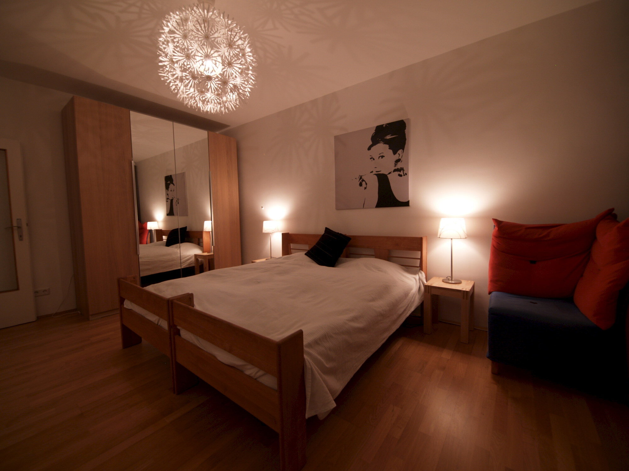 Schlafzimmer mit großem Doppelbett und geräumigem Schrank