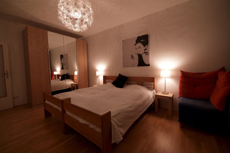 Schlafzimmer mit großem Doppelbett und geräumigem Schrank