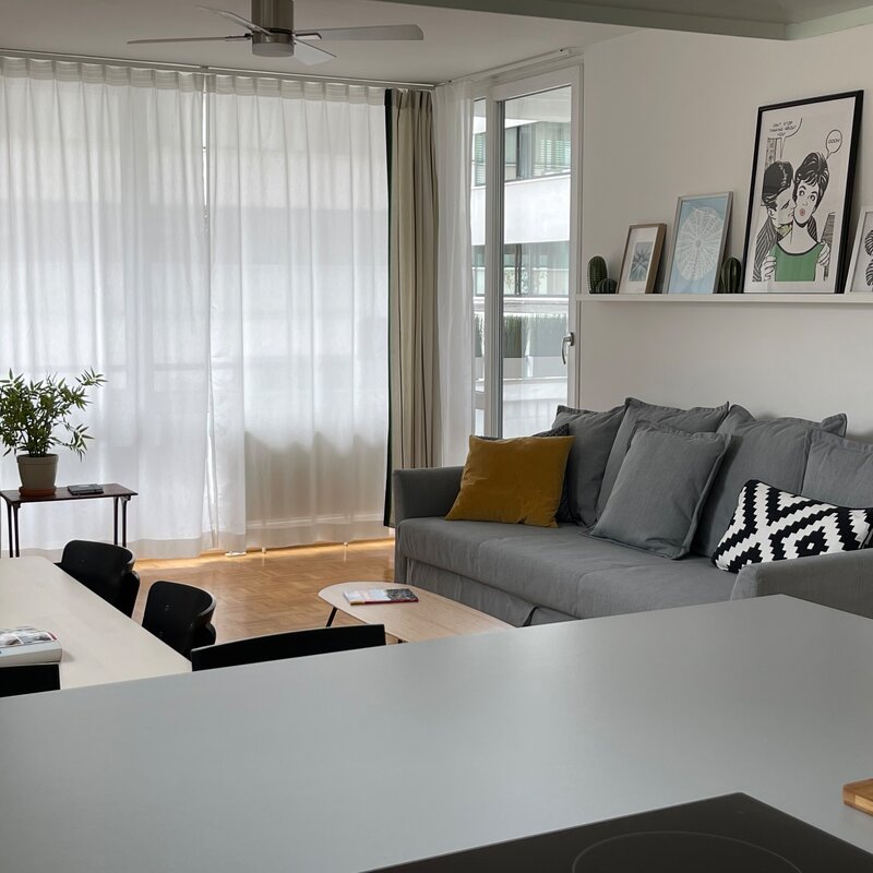 Bright living room with sofa & dining area – 2-room apartment, short-term rental, temporary housing 1–6 months, Salzburg