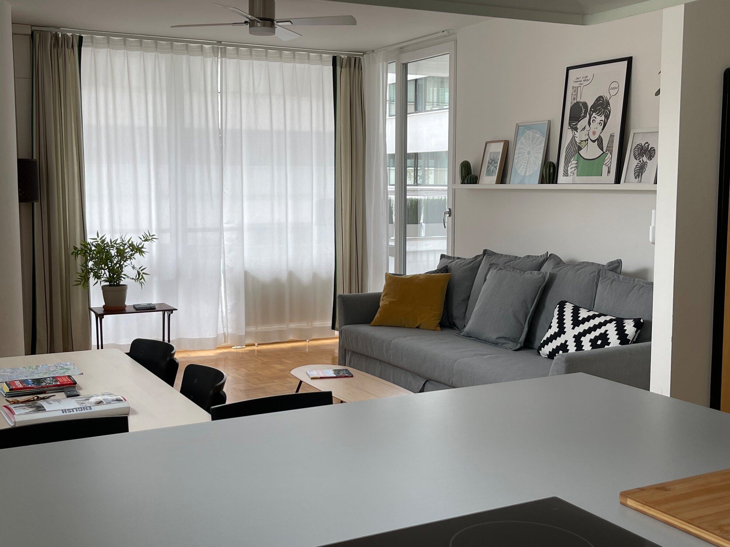 Bright living room with sofa & dining area – 2-room apartment, short-term rental, temporary housing 1–6 months, Salzburg