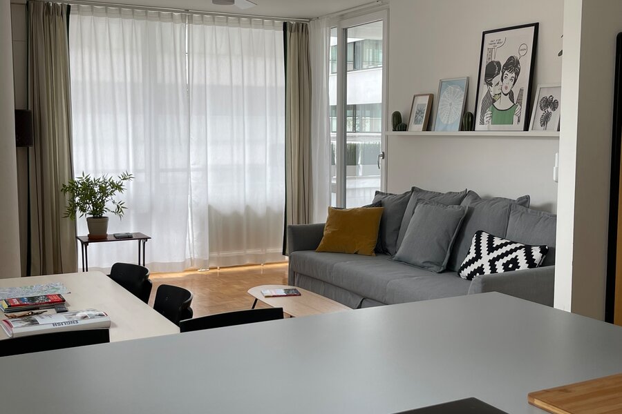 Bright living room with sofa & dining area – 2-room apartment, short-term rental, temporary housing 1–6 months, Salzburg